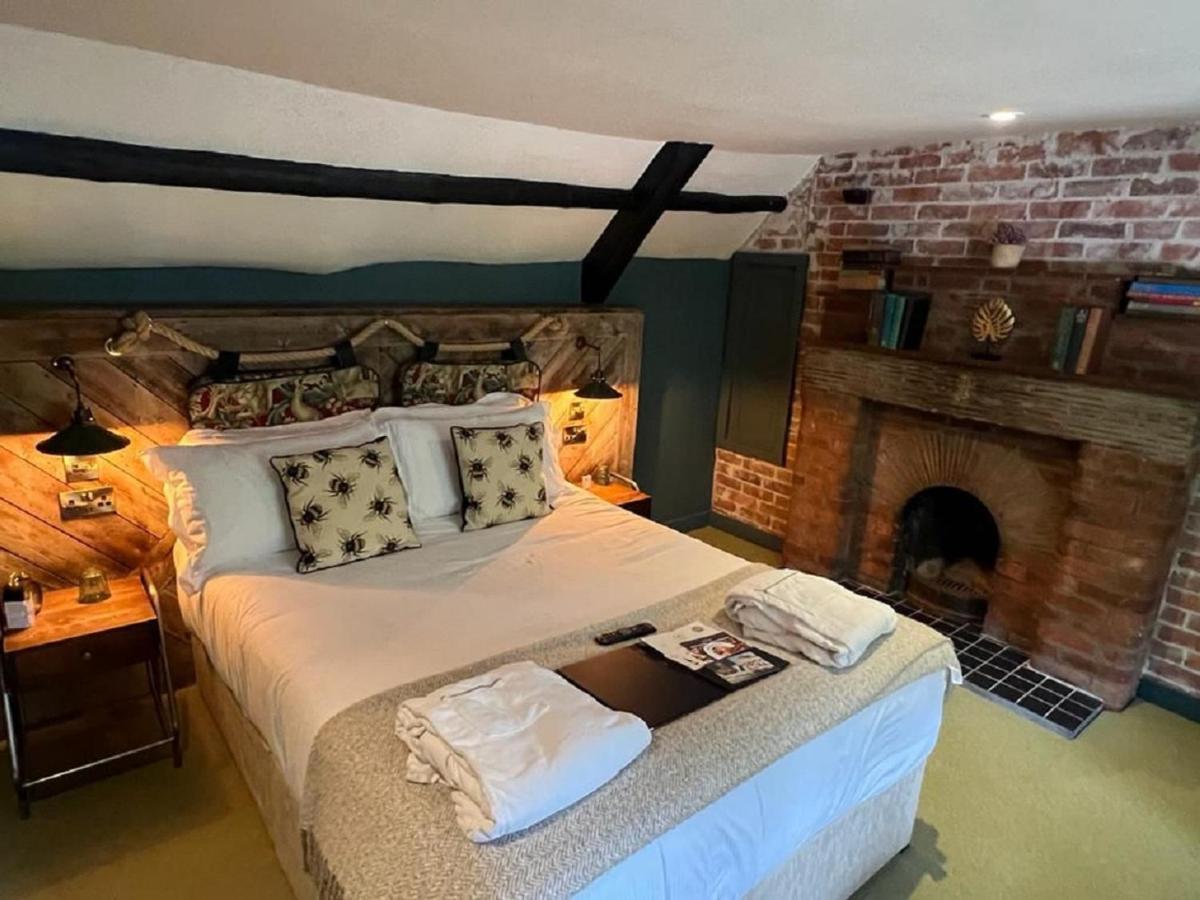Castle Inn ウェスト・ラルワース エクステリア 写真